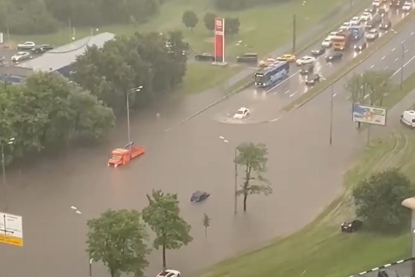 Mưa dữ dội biến đường phố Moscow thành sông, dân thích thú ra bơi